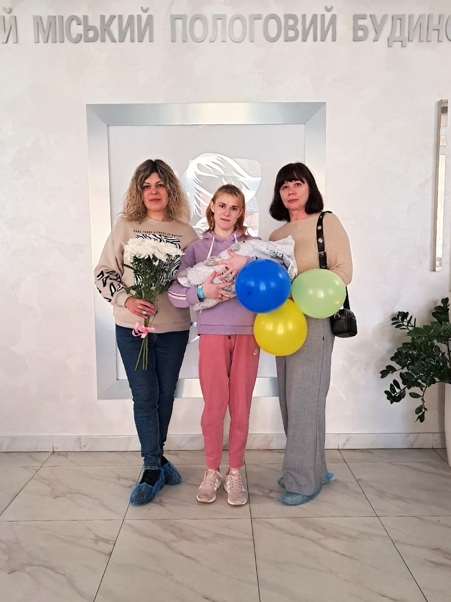 Родина "Будинку мами" розширюється - ще одна мама виходить із пологового не на самоті, а з підтримкою і дитиною, яку їй вдалося зберегти поруч
